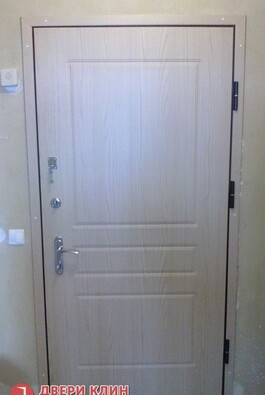Светлая входная дверь с МДФ цвета беленый дуб