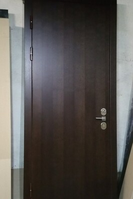Входная дверь эконом класса с отделкой из ламината