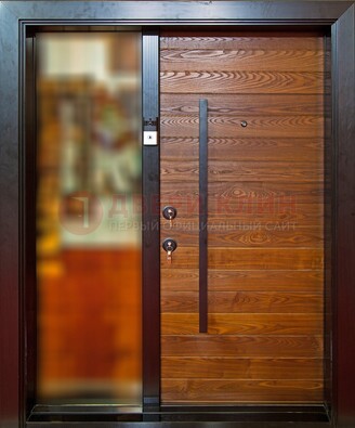 Коричневая входная дверь c МДФ панелью и стеклом ЧД-38 в частный дом в Раменском