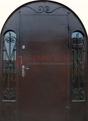 Арочная дверь со стеклом и ковкой ДА-16 под старину в Раменском