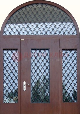 Крепкая стальная арочная дверь со стеклом и ковкой ДА-21 в Раменском