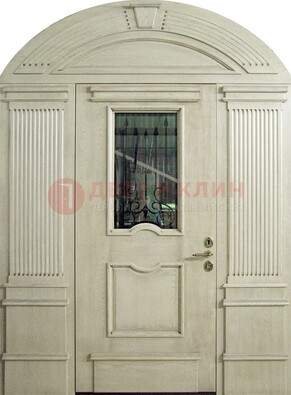 Белая входная дверь массив со стеклом и ковкой ДА-49 в Раменском