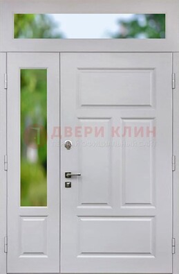 Белая полуторная железная дверь со стеклом и фрамугами ДФГ-10 в Раменском