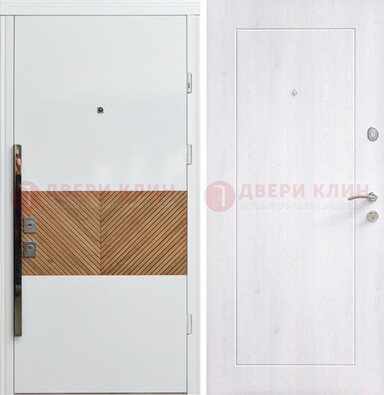 Белая железная дверь МДФ горизонтальной вставкой ДМ-265 в Раменском