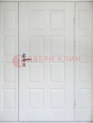 Белая входная дверь для коттеджа с МДФ ДМ-536 в Раменском