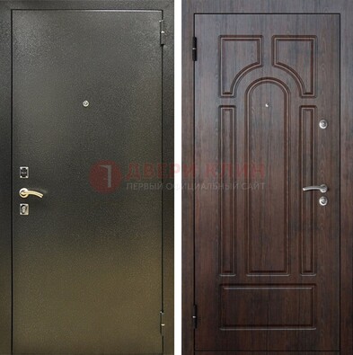Железная темно-серая дверь с порошковым напылением и МДФ Тисненый орех ДП-275 в Раменском