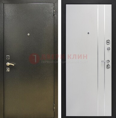 Железная темная дверь с порошковым покрытием и белая МДФ с молдингами  ДП-296 в Раменском