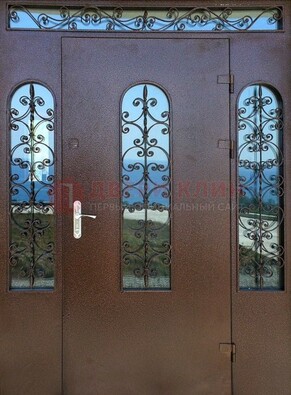 Железная парадная дверь со стеклом и ковкой ДПР-16 для общественных зданий в Можайске