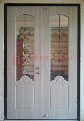 Парадная дверь со стеклянными вставками и ковкой ДПР-23 в деревянный дом в Раменском
