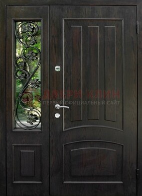 Парадная дверь со стеклянными вставками и ковкой ДПР-31 в кирпичный дом в Раменском