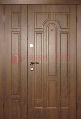 Двухстворчатая коричневая парадная дверь ДПР-48 в Раменском