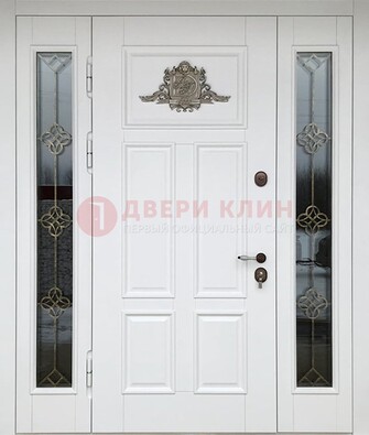 Белая входная парадная дверь со стеклом и ковкой ДПР-92 в Брянске