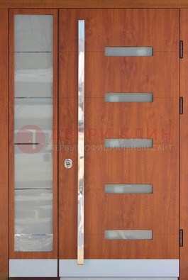 Коричневая металлическая дверь со стеклом ДС-72 в Раменском