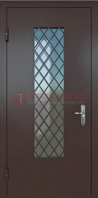 Темная металлическая дверь с решеткой и стеклом ДС-7 в Раменском