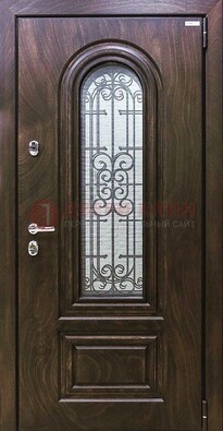 Темная филенчатая железная дверь со стеклом и ковкой ДСК-102 в Раменском