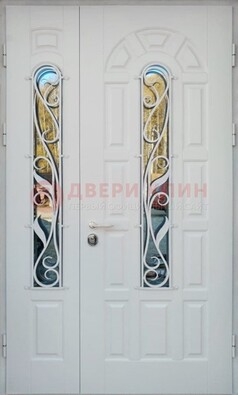 Распашная стальная дверь со стеклом и ковкой в белом цвете ДСК-120 в Раменском
