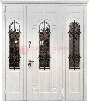 Белая распашная стальная дверь со стеклом и ковкой ДСК-125 в Раменском