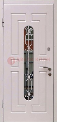 Светлая уличная дверь со стеклом и ковкой для коттеджа ДСК-157 в Раменском