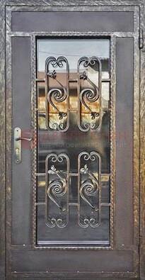 Коричневая наружная дверь порошок со стеклом и ковкой ДСК-160 в Раменском