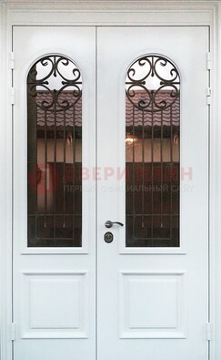 Белая стальная дверь стекло с ковкой и филенкой ДСК-201 в Раменском