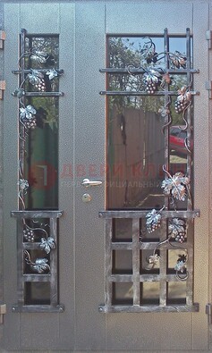 Распашная уличная дверь Порошок со стеклом и ковкой ДСК-221 в Раменском