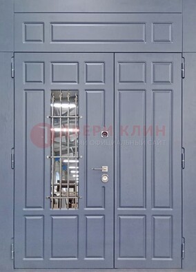 Серая двухстворчатая дверь Винорит со стеклом и ковкой ДСК-234 RAL 7024 в Раменском