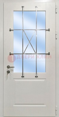 Белая простая железная дверь Винорит со стеклом и ковкой ДСК-257 в Раменском