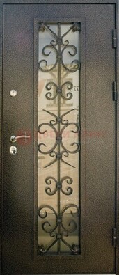 Входная дверь Дверь со стеклом и ковкой черного цвета ДСК-76 для веранды в Раменском
