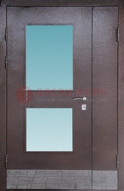 Коричневая тамбурная дверь со стеклянными вставками ДТМ-21 в Раменском