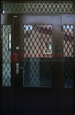 Коричневая тамбурная дверь со стеклянными вставками и ковкой ДТМ-32 в Раменском