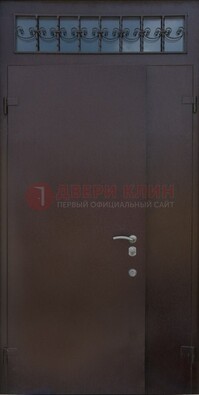 Коричневая тамбурная дверь со стеклянными вставками и ковкой ДТМ-39 в Раменском