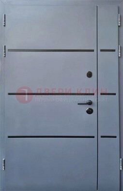 Серая металлическая тамбурная дверь с молдингами ДТМ-42 в Раменском