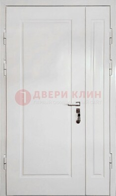 Полуторная металлическая дверь с МДФ в белом цвете ПЛ-24 в Раменском