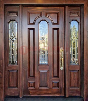 Железная классическая дверь с массивом дуба и витражом ВЖ-18 в Раменском