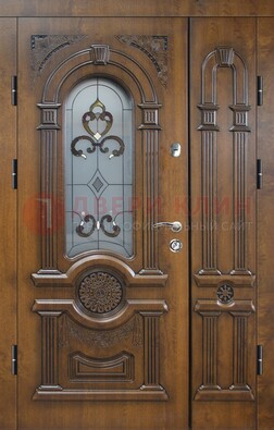 Коричневая двухстворчатая железная дверь с МДФ и витражом ВЖ-32 в Раменском