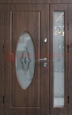 Коричневая двухстворчатая железная дверь с МДФ и витражом ВЖ-33 в Раменском